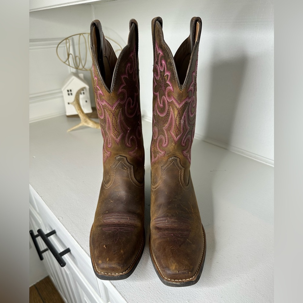 **SOLD**Ariat Women’s Western Cowboy Boots – Brown Leather with Pink Stitching - Picture 2 of 8